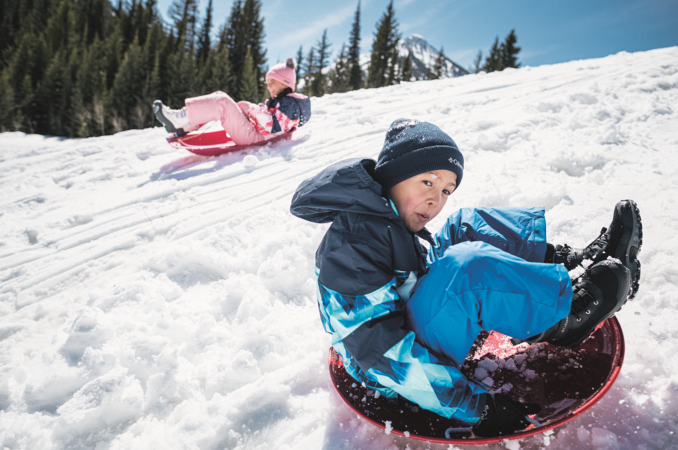 Vêtements pour enfants: du plaisir en hiver toute la journée!